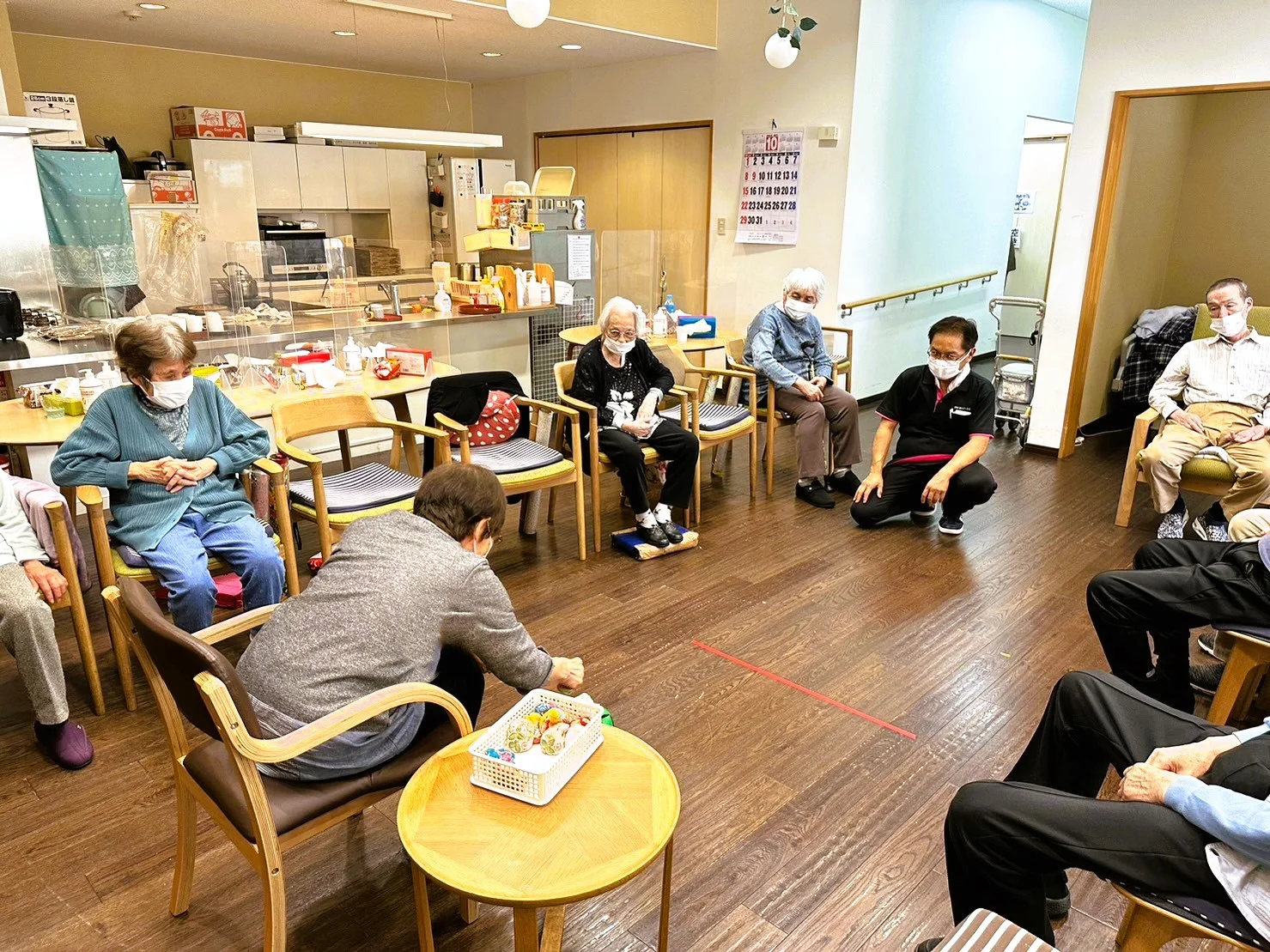 ともいきケア一之江の施設内で輪になって過ごす様子。公式HP掲載写真。